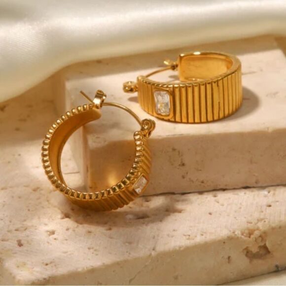 VintageāstyleāearringsāA56 - Picture 2 of 5